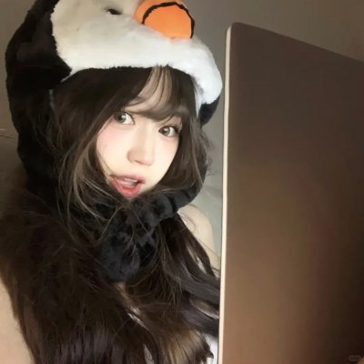 给小酒馆女子喝高杯酒